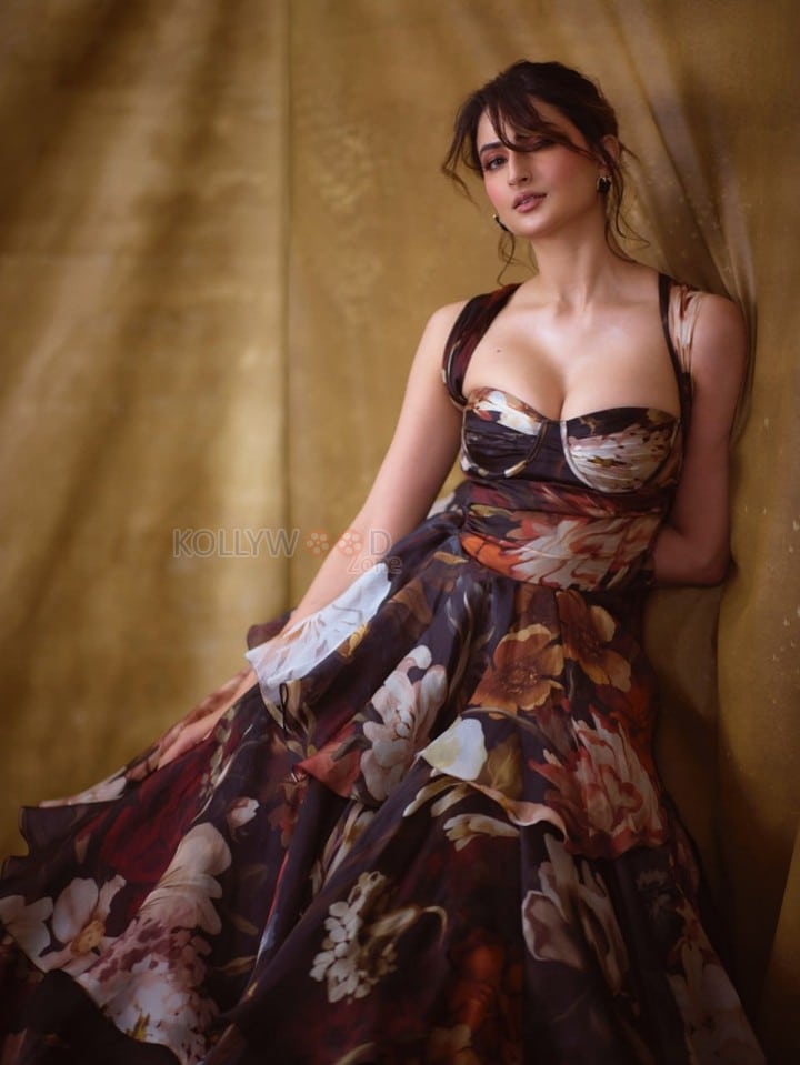 Attractive Palak Tiwari in a Cleavage Revealing Floral Print Corset Gown Photos 02