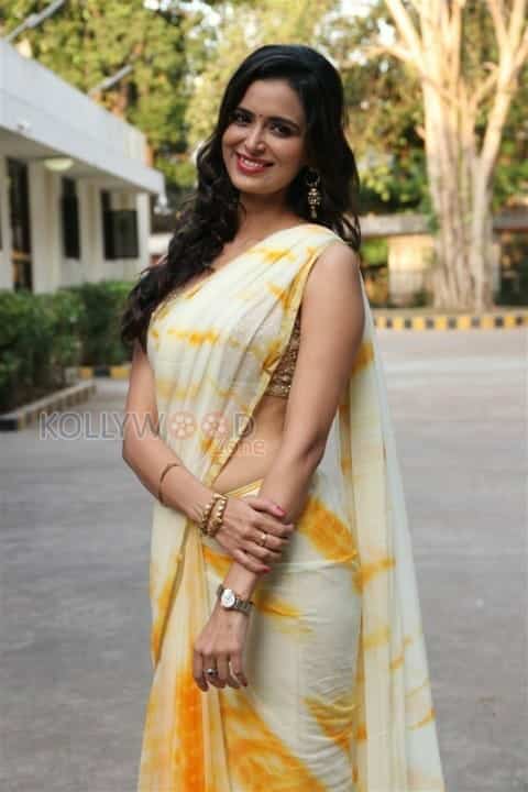 Bayam Oru Payanam Heroine Meenakshi Dixit Photos 07