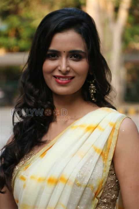 Bayam Oru Payanam Heroine Meenakshi Dixit Photos 09