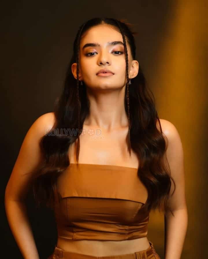 Beautiful Anushka Sen in a Brown Off Shoulder Dress Pictures 04