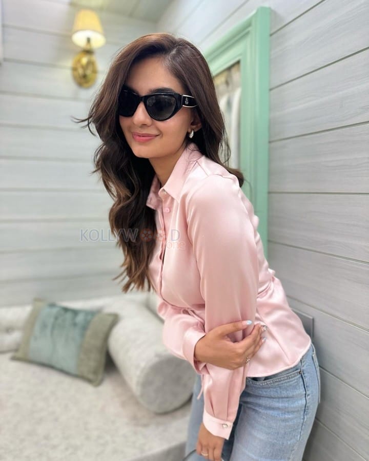 Beautiful Anushka Sen in a Satin Full Sleeve Shirt and Blue Jeans Photos 03