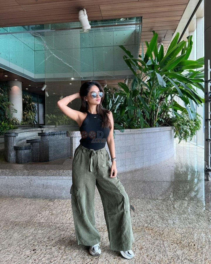 Beautiful Anushka Sen in a Sleevless Black Knitted Crop Top and Green Trouser Pictures 05