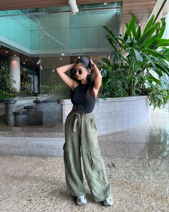 Beautiful Anushka Sen in a Sleevless Black Knitted Crop Top and Green Trouser Pictures 06