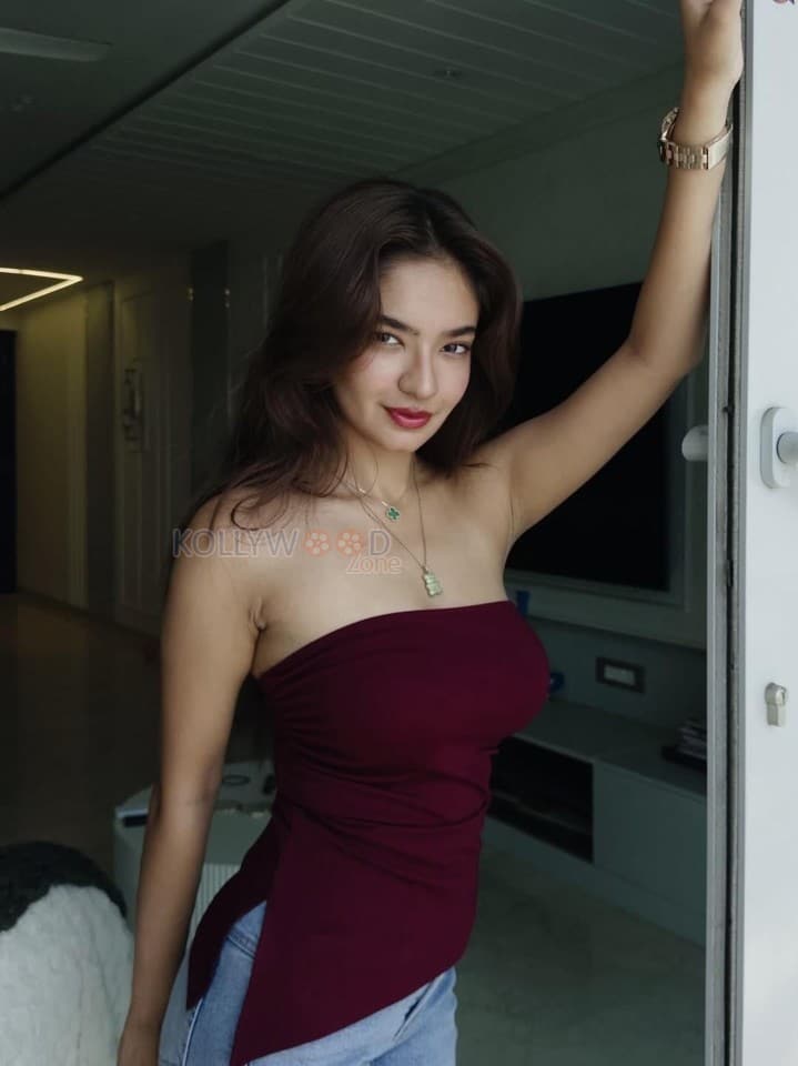 Bold Glam Anushka Sen in a Maroon Strapless Top and Blue Denim Jeans Photos 01
