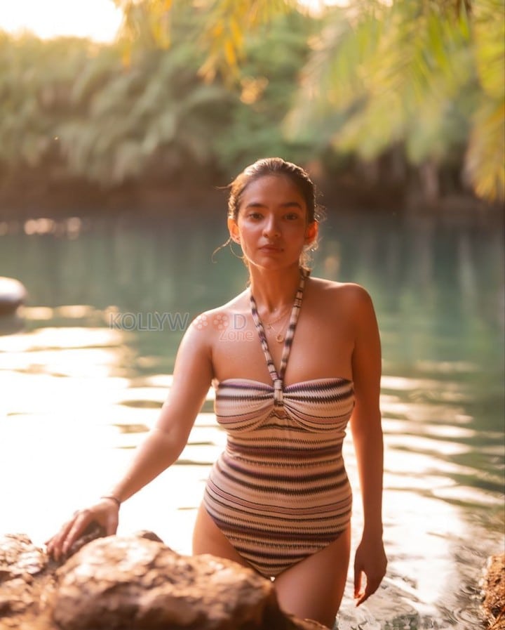 Bold and Hot Anushka Sen in a Stylish Swimsuit Pictures 05