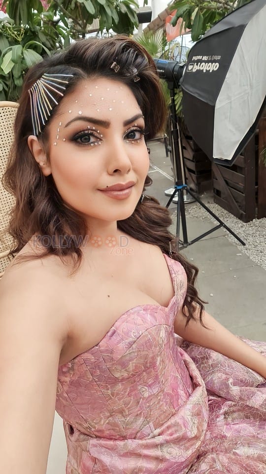 Bollywood Actress Komal Jha Behind the Scenes Photos 08