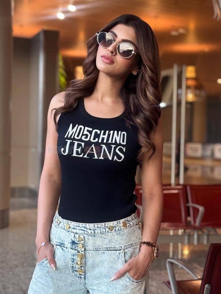 Chic Akanksha Puri in a Black Moschino Jeans Tank Top and Light Denim Jeans Photos 01