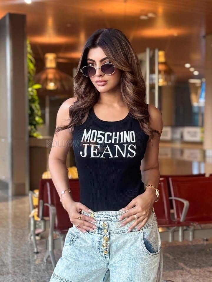 Chic Akanksha Puri in a Black Moschino Jeans Tank Top and Light Denim Jeans Photos 04