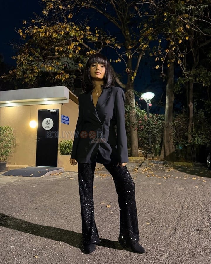 Classy Anushka Sen in an All Black Outfit Photos 06