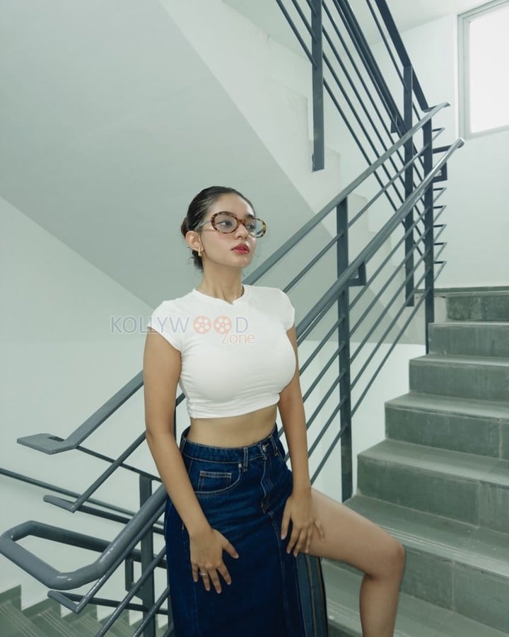 Cute Anushka Sen in a White Tank Top and Thigh Slit Black Skirt Photos 07