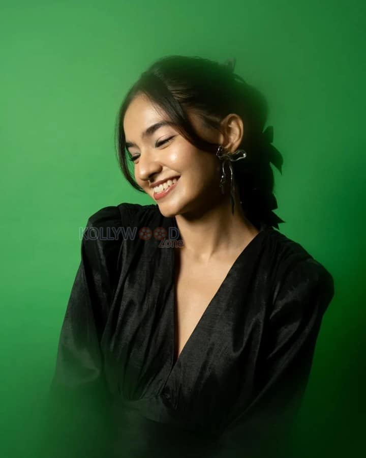 Cutie Pie Anushka Sen in a Grey Black Midi Dress Photos 01