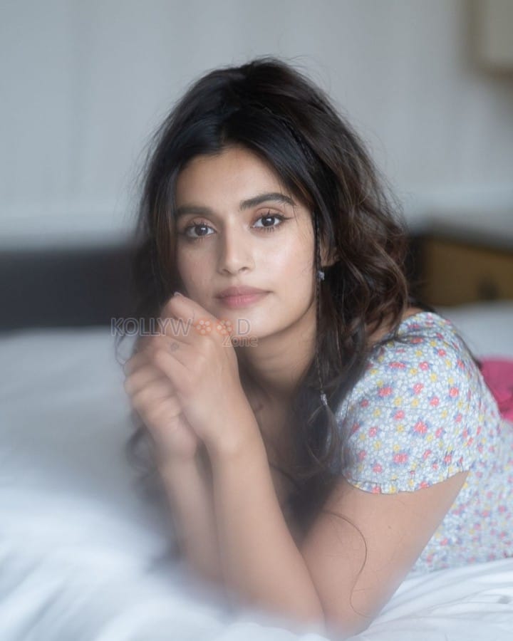 Divyansha Kaushik Lost in Thought on the Bed Photos 02