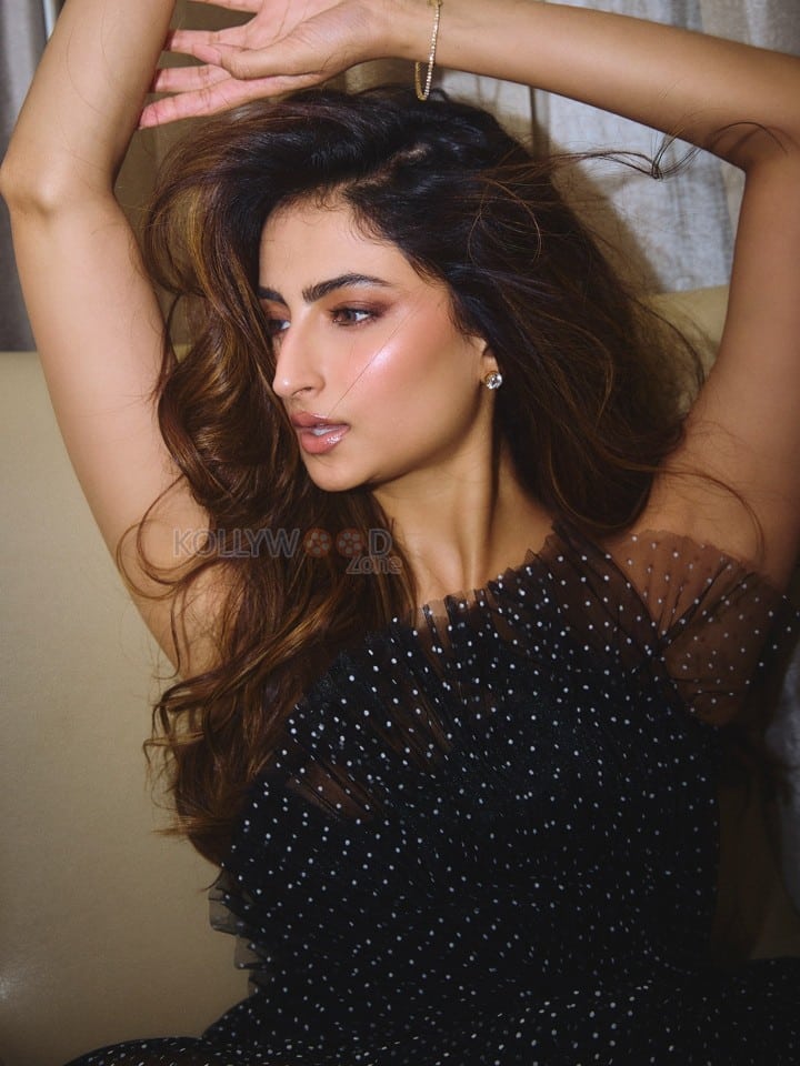 Gorgeous Palak Tiwari in a Black Off Shoulder Polka Dotted Gown Photos 01