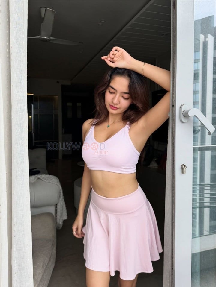 Hai Junoon Actress Anushka Sen in a Pink Crop Top and Mini Skirt Pictures 04