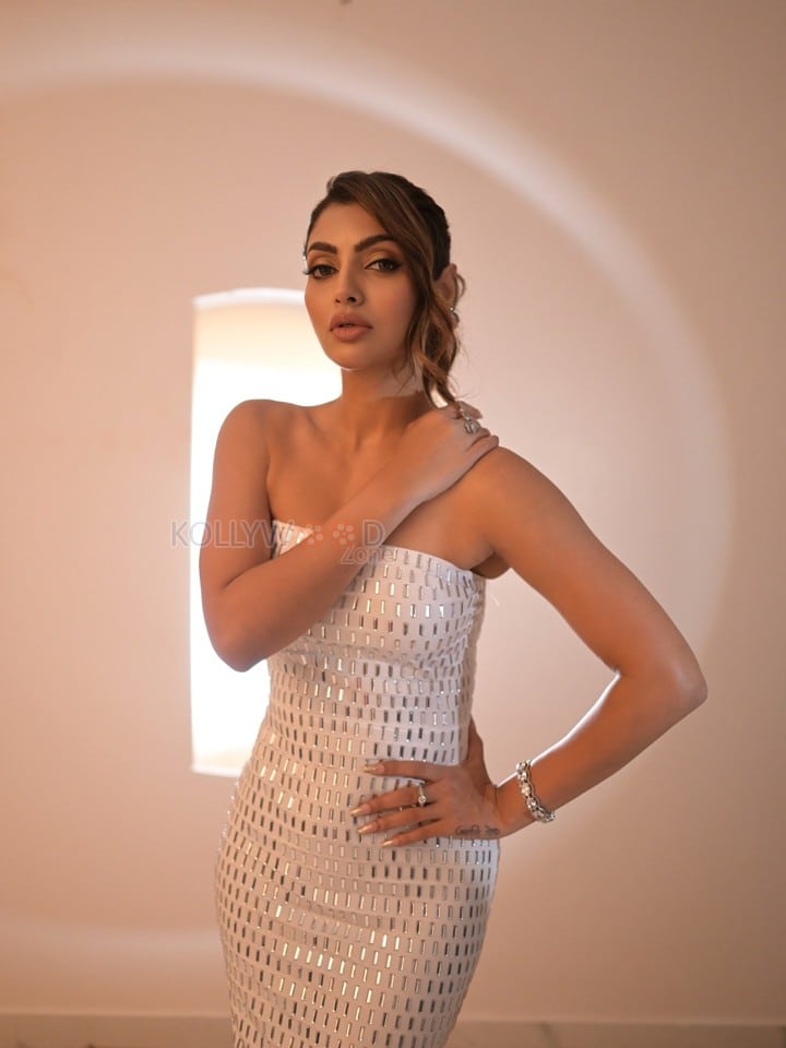 Hot Akanksha Puri in a White Strapless Tube Mesh Midi Dress Photos 02