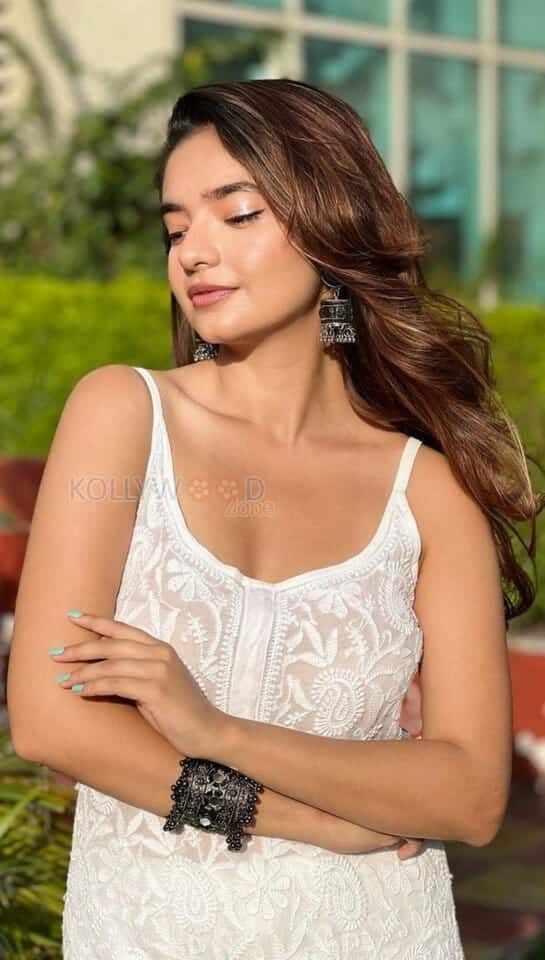 Hot Anushka Sen in White Photos 02