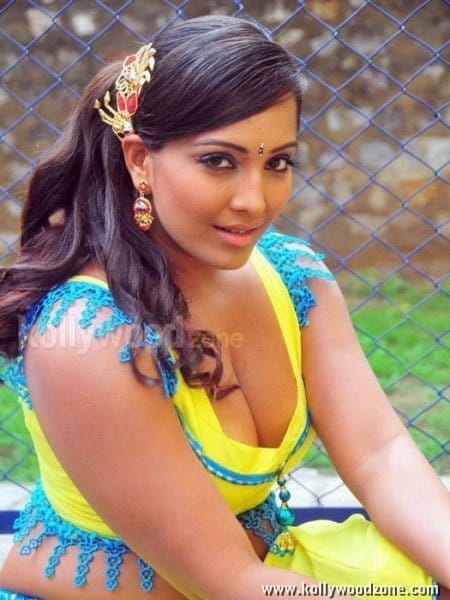 Hot Meghna Naidu Boob Cleavage Pictures 09