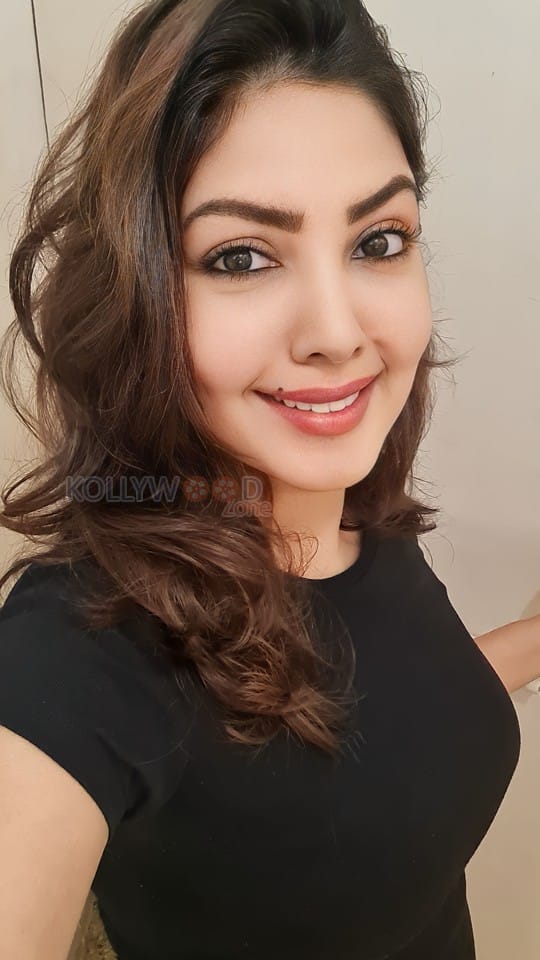 Hottie weds Naughty Actress Komal Jha Sexy Stills 02