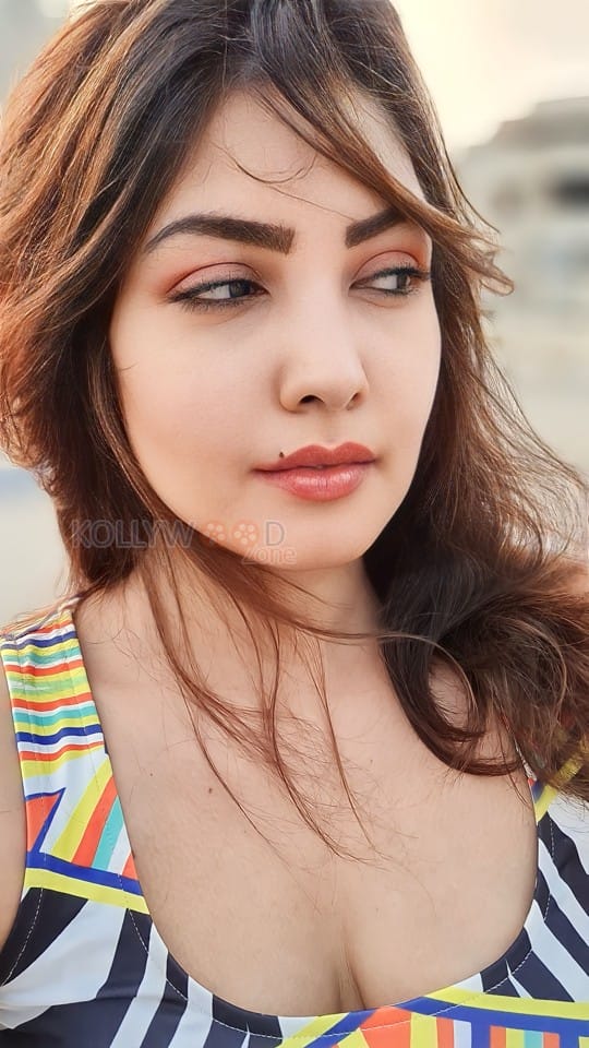 Hottie weds Naughty Actress Komal Jha Sexy Stills 05