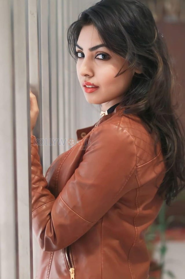 Hottie weds Naughty Actress Komal Jha Sexy Stills 12