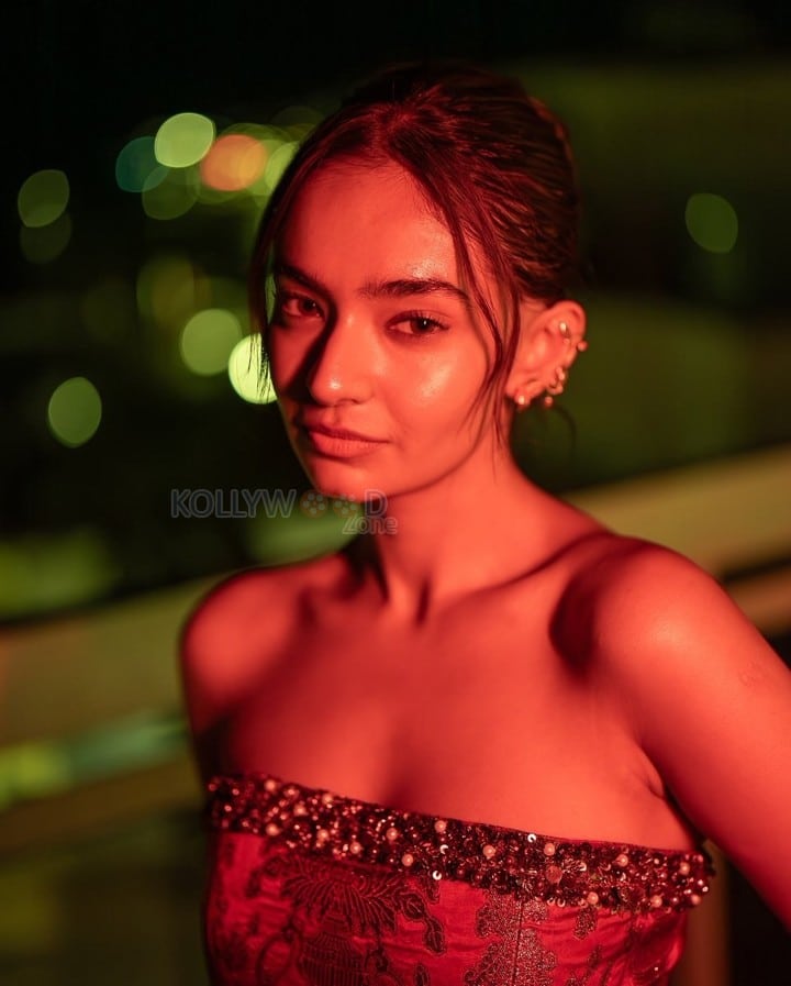 Killer Beauty Anushka Sen in a Red Off Shoulder Dress Photos 03
