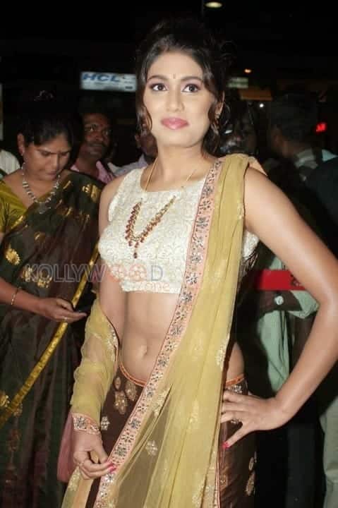 Manisha Sexy Navel Pictures 01