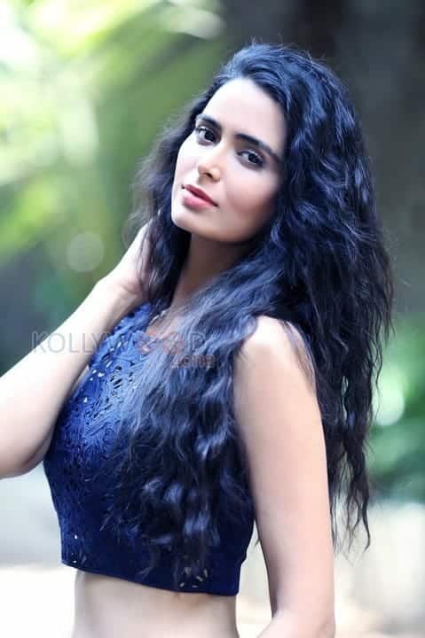 Meenakshi Dixit Sexy New Photoshoot 11