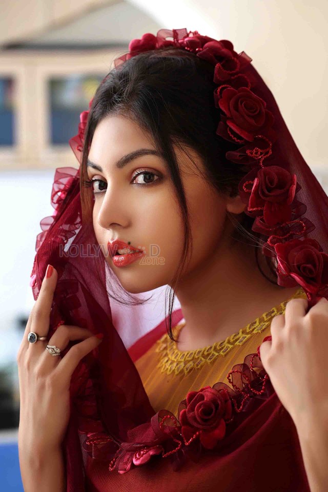 Monagadu Actress Komal Jha Sexy Candid Stills 01