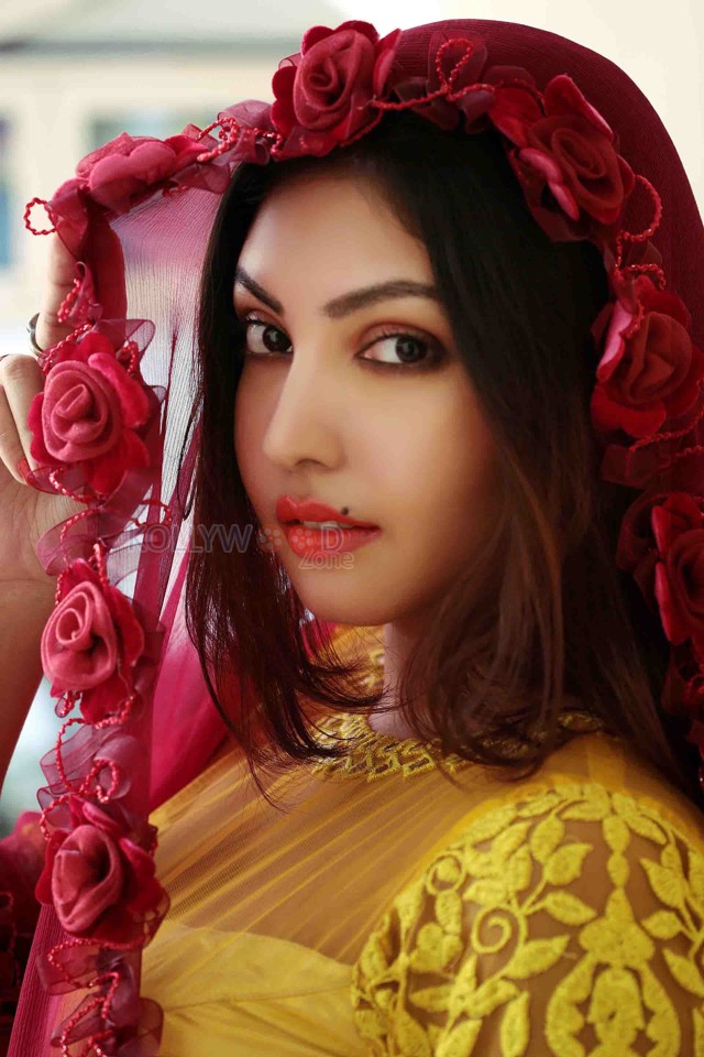 Monagadu Actress Komal Jha Sexy Candid Stills 04