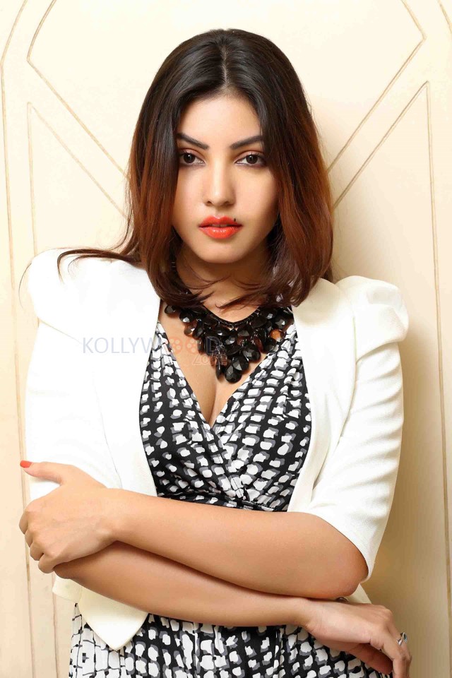 Monagadu Actress Komal Jha Sexy Candid Stills 13