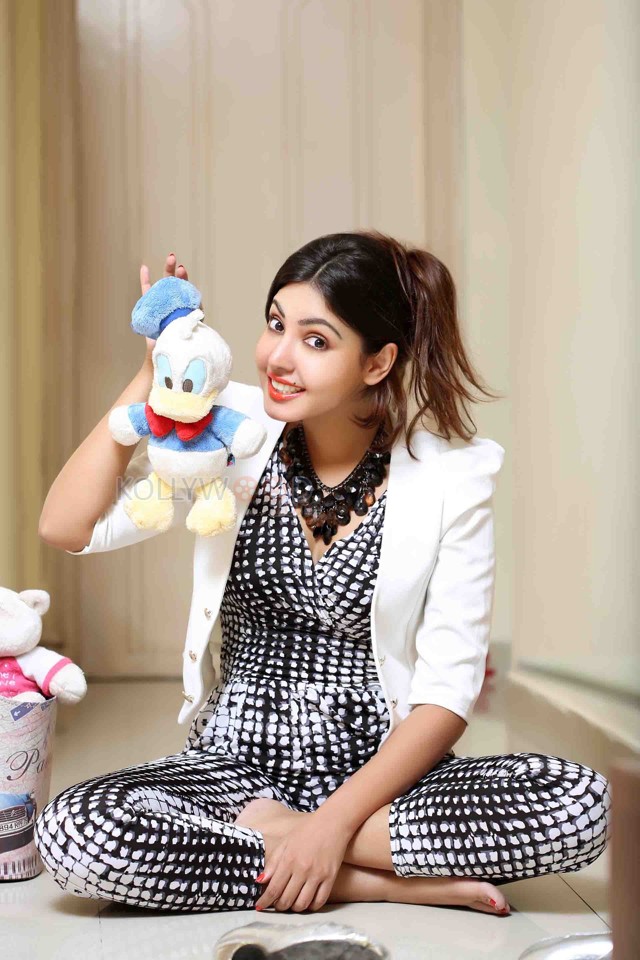 Monagadu Actress Komal Jha Sexy Candid Stills 15