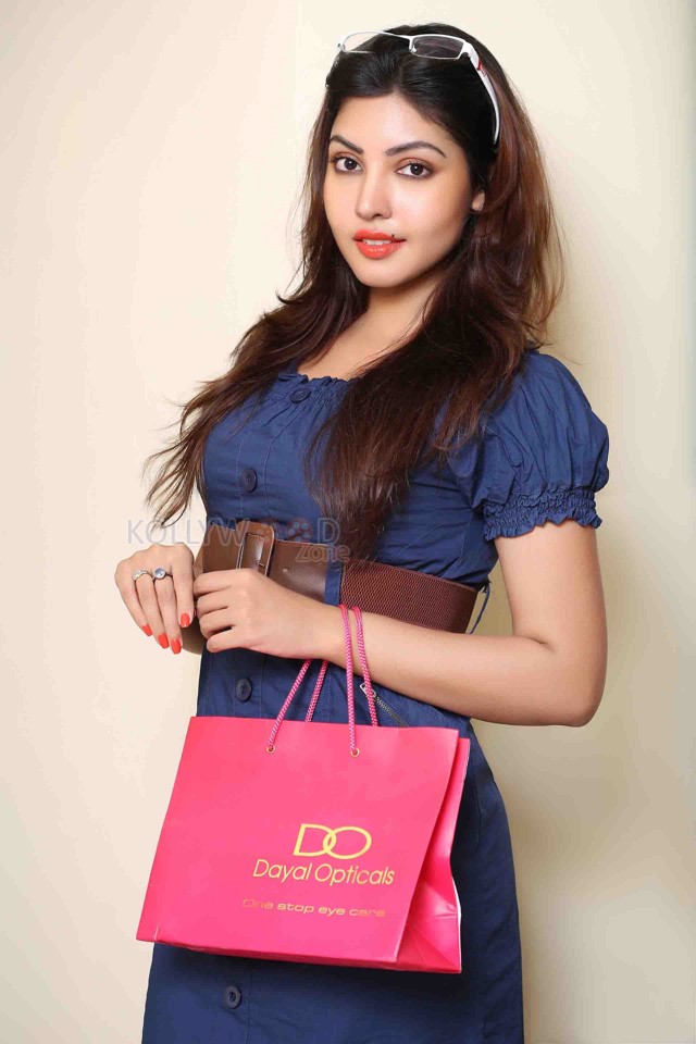Monagadu Actress Komal Jha Sexy Candid Stills 16