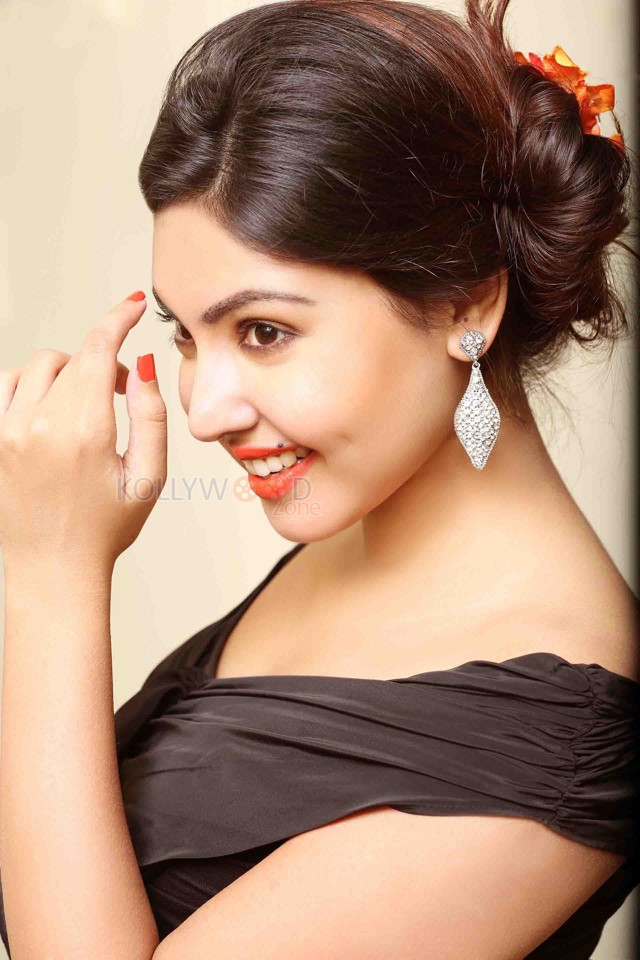 Monagadu Actress Komal Jha Sexy Candid Stills 18