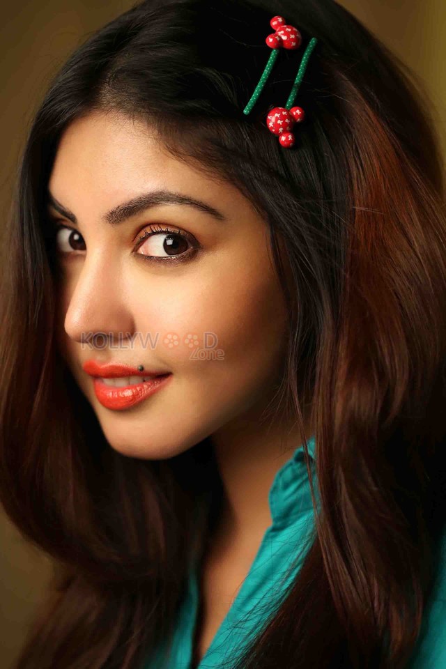 Monagadu Actress Komal Jha Sexy Candid Stills 20