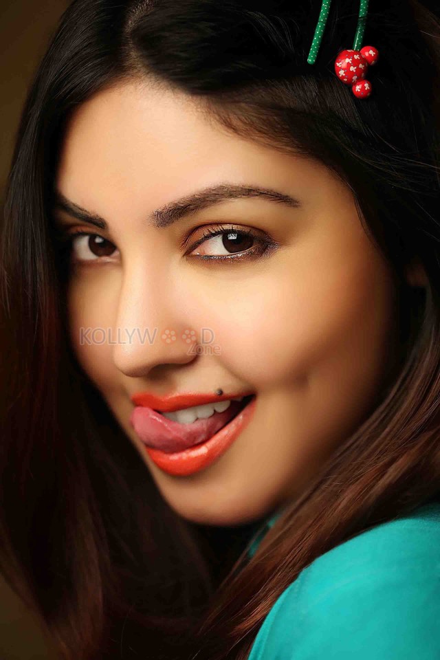 Monagadu Actress Komal Jha Sexy Candid Stills 21