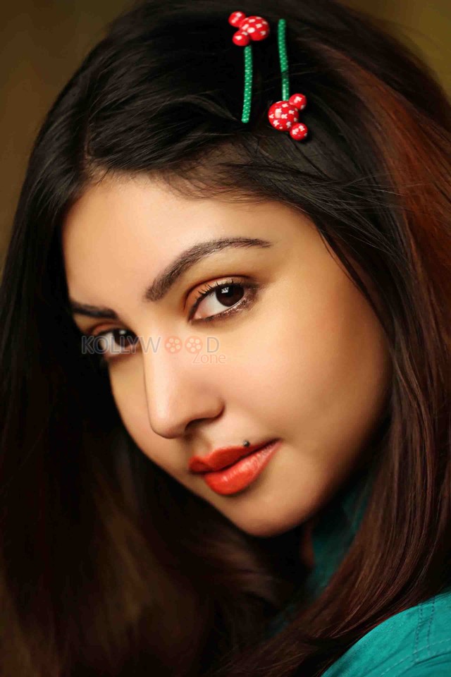 Monagadu Actress Komal Jha Sexy Candid Stills 22