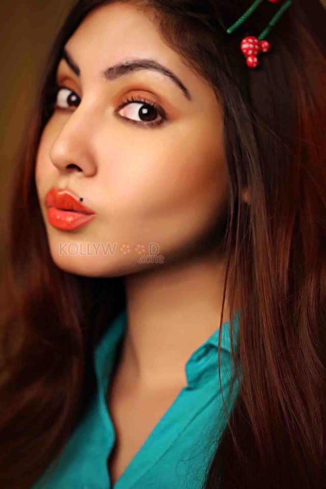 Monagadu Actress Komal Jha Sexy Candid Stills 23