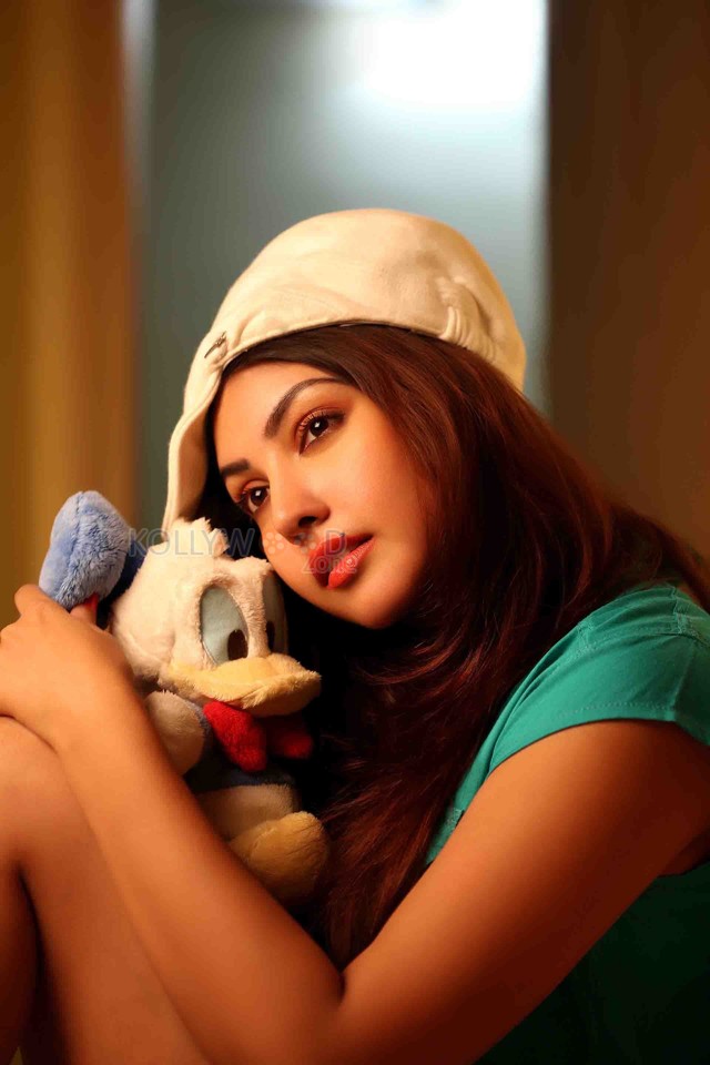 Monagadu Actress Komal Jha Sexy Candid Stills 24