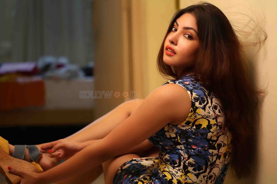 Monagadu Actress Komal Jha Sexy Candid Stills 28