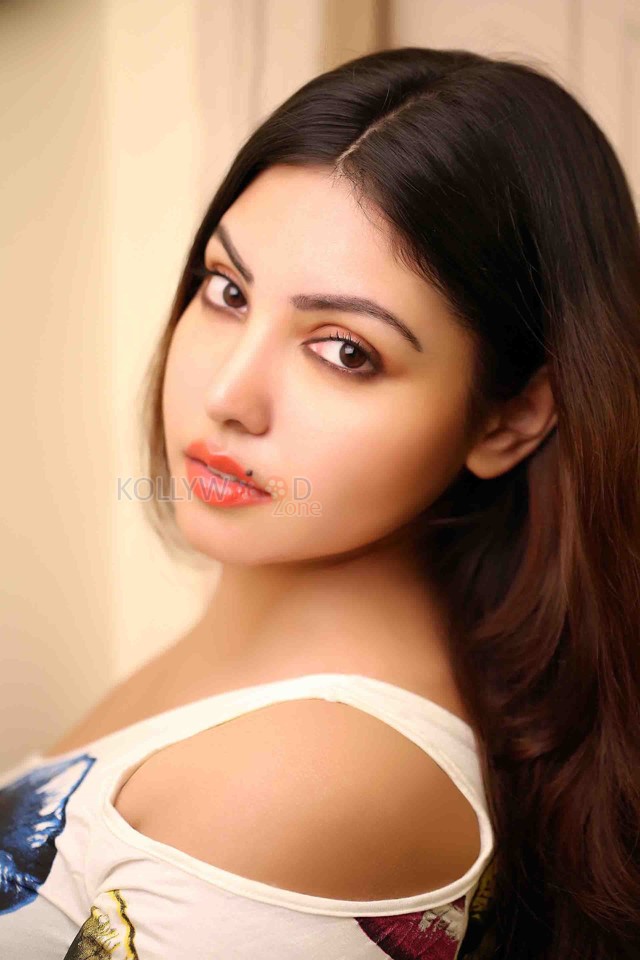 Monagadu Actress Komal Jha Sexy Candid Stills 30