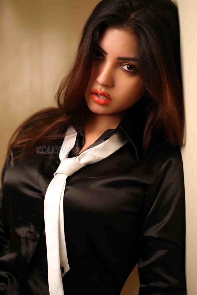 Monagadu Actress Komal Jha Sexy Candid Stills 52