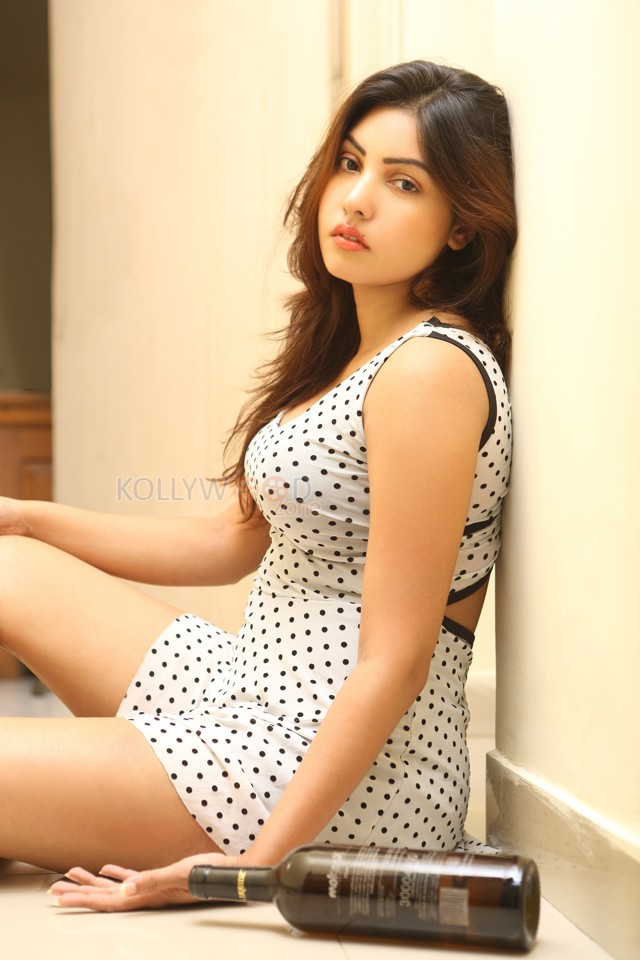 My Dad s Wedding Actress Komal Jha Sexy Pictures 13