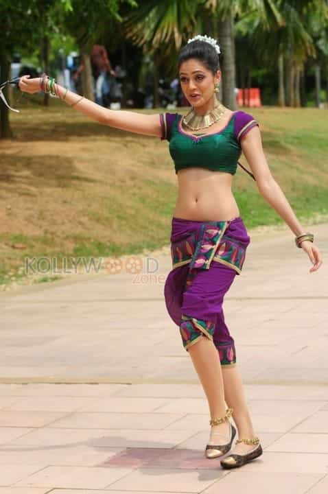 Parvathi Melton Sexy Navel Pictures 09