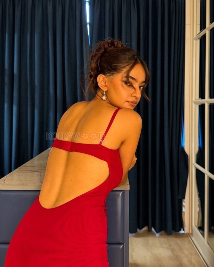 Ravishing Hot Anushka Sen in a Red Maxi Dress Pictures 08