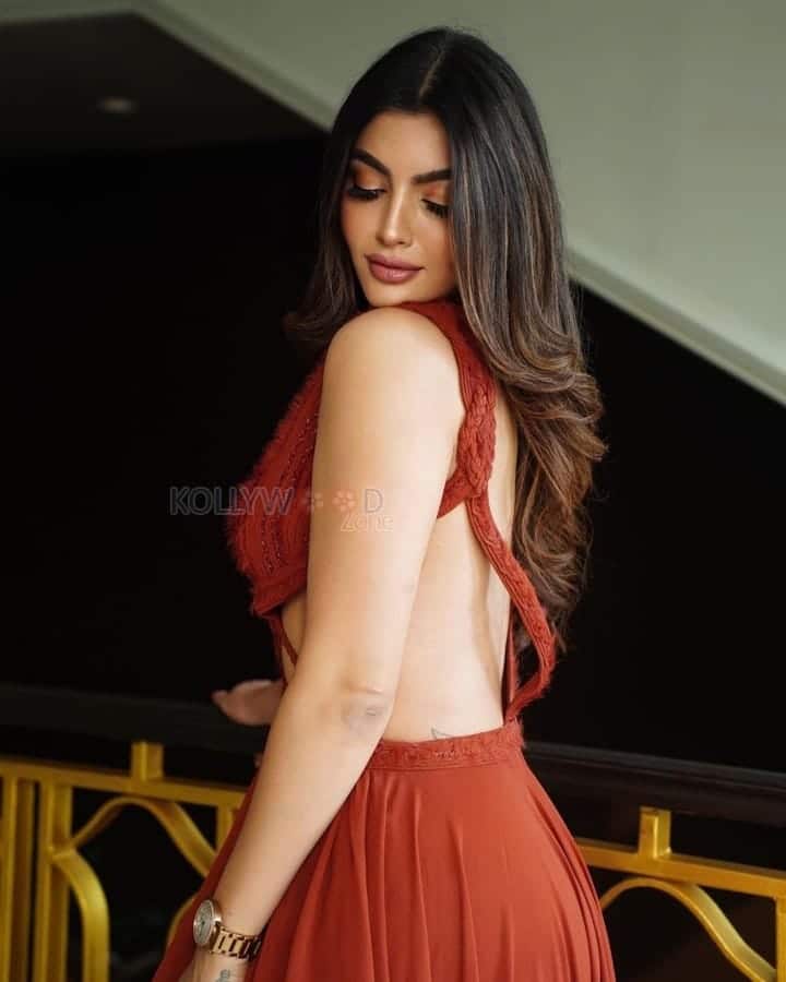 Red Hot Akanksha Puri in a Backless Revealing Gajar ka Halwa Outfit Photos 01