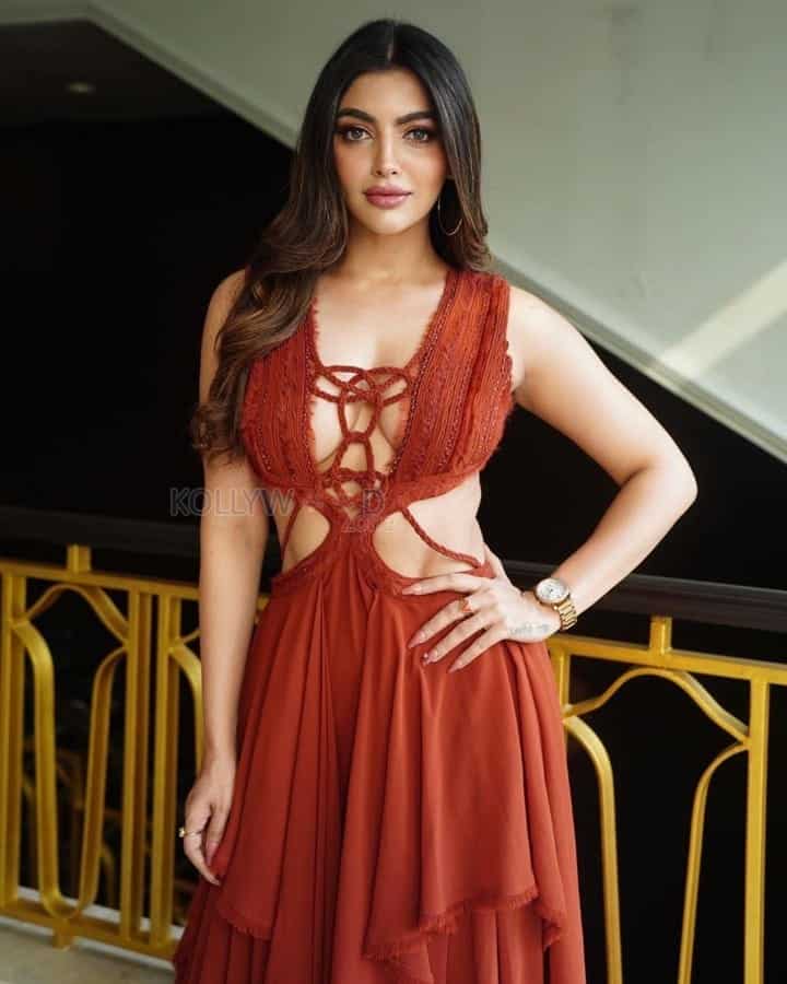 Red Hot Akanksha Puri in a Backless Revealing Gajar ka Halwa Outfit Photos 02