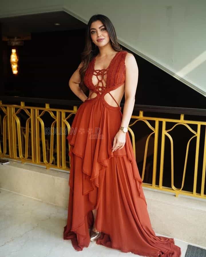 Red Hot Akanksha Puri in a Backless Revealing Gajar ka Halwa Outfit Photos 04
