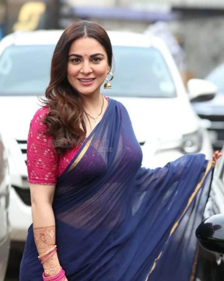 Rocky Aur Rani Ki Prem Kahani Actress Shraddha Arya in a Transparent Blue Saree Cleavage Photos 03