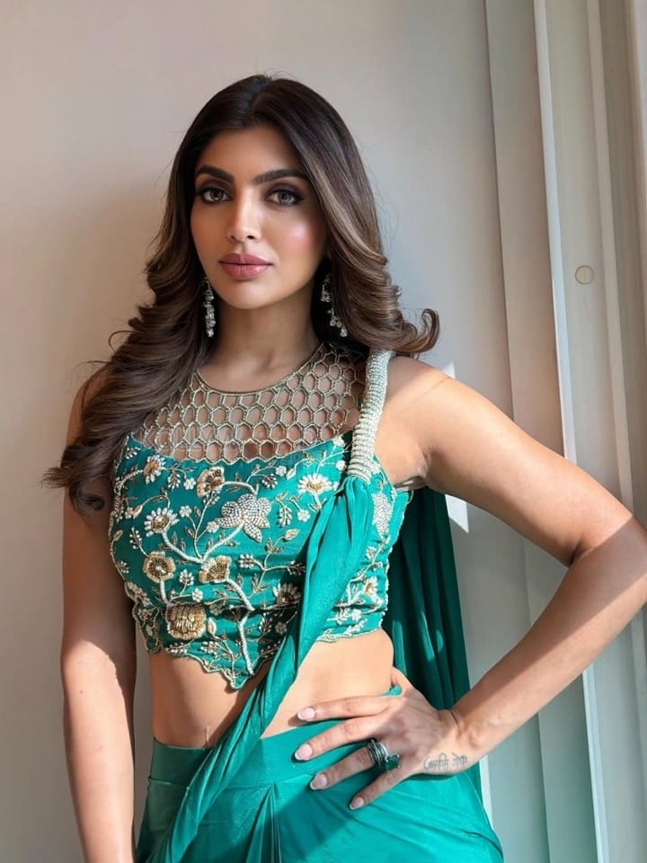 Sexy Actress Akanksha Puri in a Teal Green Saree with a Matching Sleeveless Blouse Photos 04