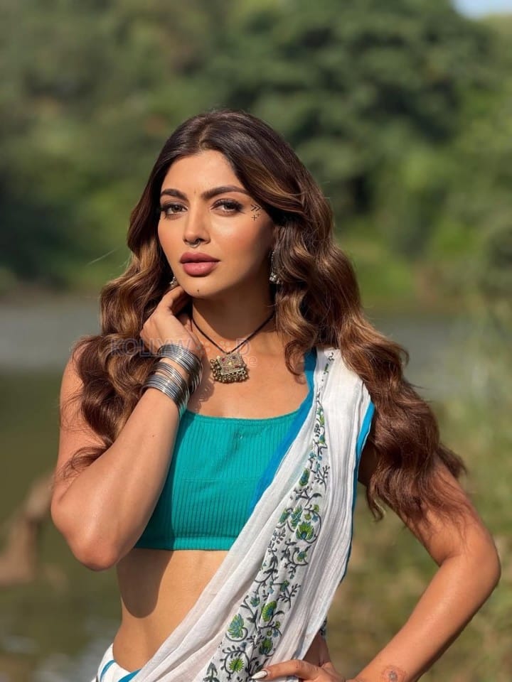 Sexy Akanksha Puri in a Turquoise Floral Lehenga Photos 01